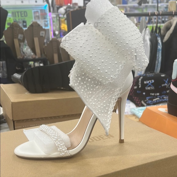 Steve Madden White High-Heeled Sandals with Ruffle Detail - Picture 1 of 5